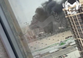 Мощный пожар с огромными клубами чёрного дыма полыхает на Ближнем Западном обходе