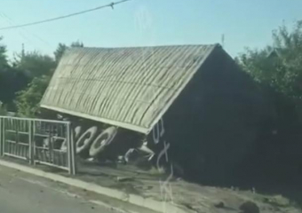 На забор и частный дом в Северском районе завалилась фура