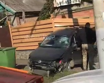 Водитель иномарки протаранил забор в Краснодаре
