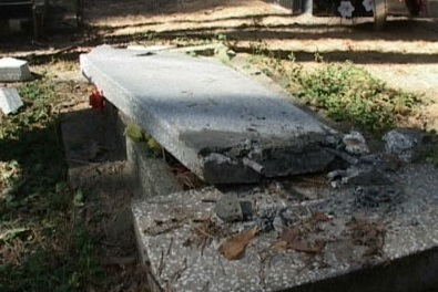 На Кубани вандалы надругались над могилами из-за денег
