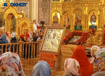 Святыню из сербского монастыря встретили сотни верующих в Свято-Екатерининском соборе Краснодара