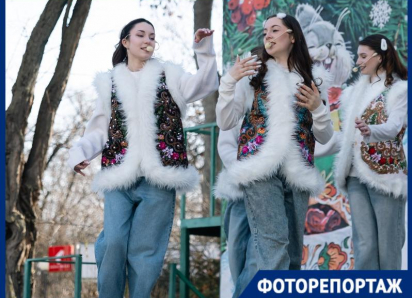 Спели песни и станцевали: уютный рождественский концерт прошел в «Городском Саду» Краснодара 
