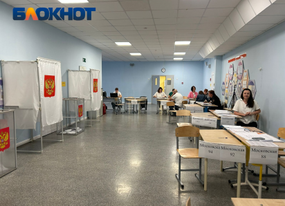 Детская коляска с сушками, скандалы и зарядка: в Краснодаре завершился третий день выборов
