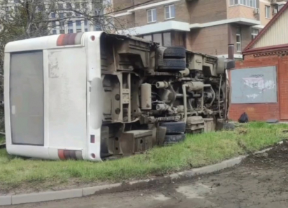 Минимум 3 пассажира рухнувшего на бок автобуса пострадали в Краснодаре