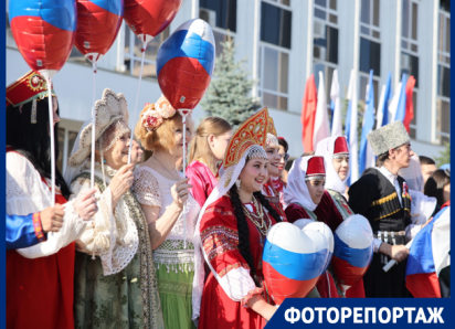 Огромный триколор подняли в небо в центре Краснодара