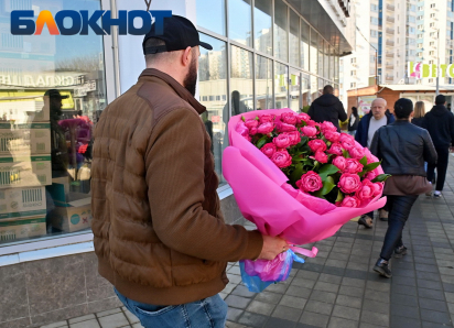 Краснодарцы создали праздничные пробки возле цветочного рынка 