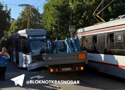 Трамвай всмятку и куча стекла: жесткая авария произошла в Краснодаре