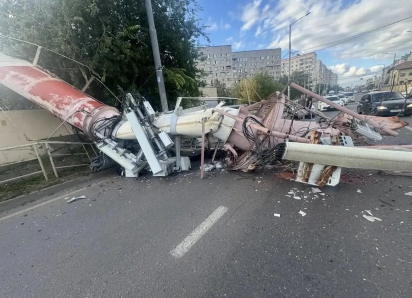 Труба котельной рухнула на дорогу в Краснодаре: движение ограничили