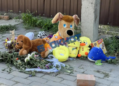 Приносят игрушки и цветы: у места гибели детей в Краснодаре растет стихийный мемориал