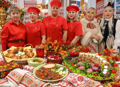 Бургеры, рыбки-пельмешки и сладкие шишки: 75 регионов показали в Краснодаре, чем кормят школьников