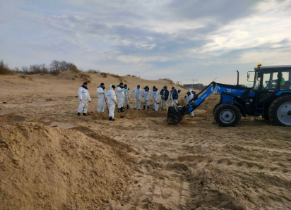 «Мазут не пройдет!»: в борьбу с экологической бедой в Анапе вступили футболисты, в их числе Матвей Сафонов