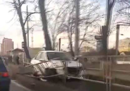 «Яндекс.Такси» влетело в столб на Ростовском шоссе в Краснодаре