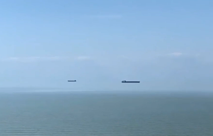 В Краснодарском крае заметили «парящие» над морем корабли: видео