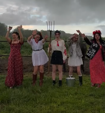 Сельский гламур и танцы возле трактора: жительницы Краснодарского края сняли забавное видео о жизни в станице