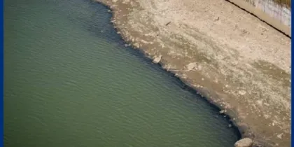 Краснодарец передумал рыбачить из-за странных пятен в Кубани: видео