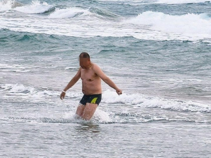 «Народ вовсю купается»: блогер показал обстановку в Анапе после нового выброса мазута 