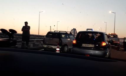 «С почином»: в сети обсуждают ДТП на Крымском мосту