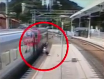 Женщина выпала на перрон из поезда в Сочи