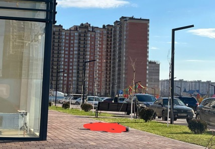 В Краснодаре 8 марта мужчина выпал из окна многоэтажки