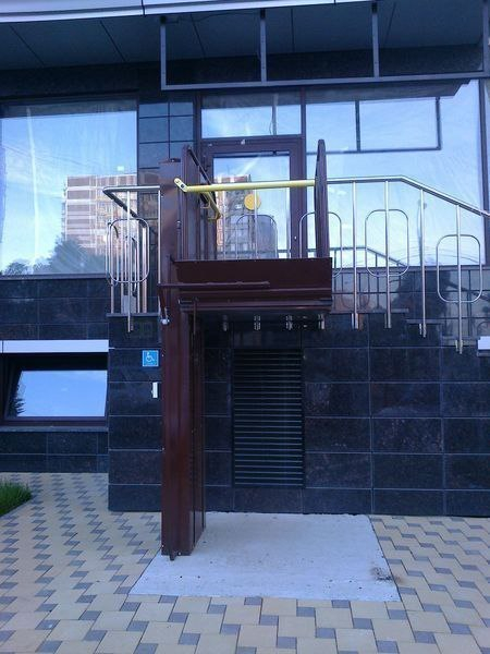 Электроподъемник для инвалидов-колясочников, установленный с выездом в ...