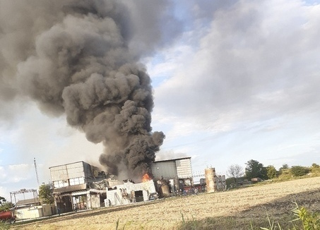 Пожар повышенного ранга разгорелся на заводе в Краснодаре