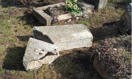 В Краснодарском крае вандалы разгромили 15 могил на сельском кладбище