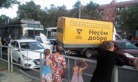 Водитель троллейбуса в Краснодаре потеряла сознание и «собрала» 10 машин