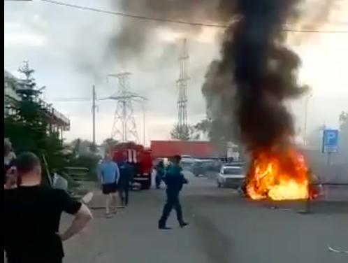 В Краснодарском крае сгорел автосервис с машинами