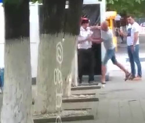 Пьяный кубанец на спор напал на полицейский «стаканчик»