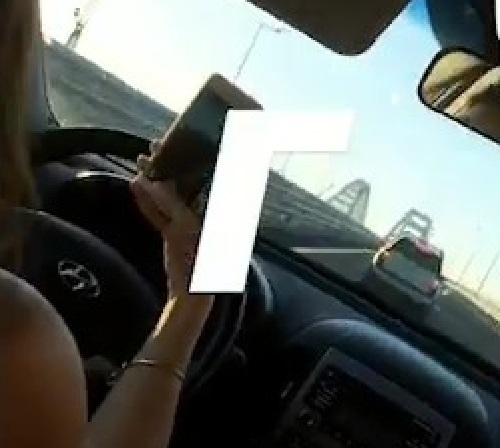 Видео: Любительница селфи врезалась в машину на Крымском мосту