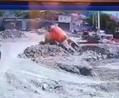 Грузовик рухнул в яму на стройке в Геленджике