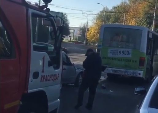 Водитель легкового автомобиля на перекрестке «влетел» в автобус в Краснодаре