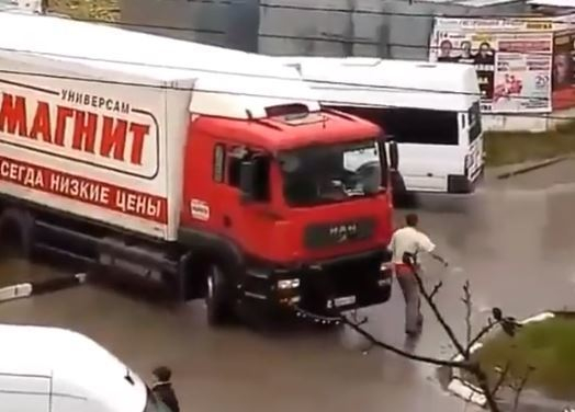 В 13-ом районе Новороссийска фура «Магнита» устроила транспортный коллапс