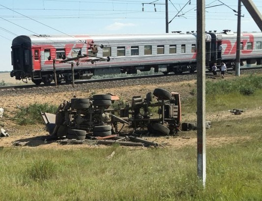 В столкновении поезда из Новороссийска и грузовика погибло два человека