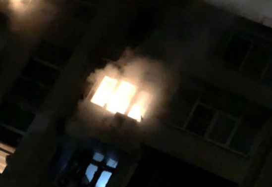В Сочи ночью сгорела дотла квартира, человека успели спасти