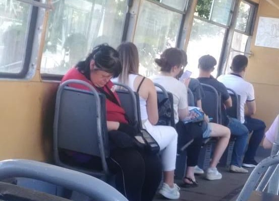 «А потом повышают проезд»: краснодарцы жалуются на спящих от усталости кондукторов трамваев
