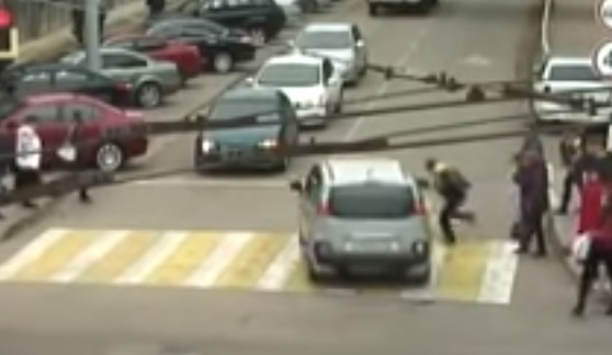 В Краснодаре школьник попытался сбить автомобиль