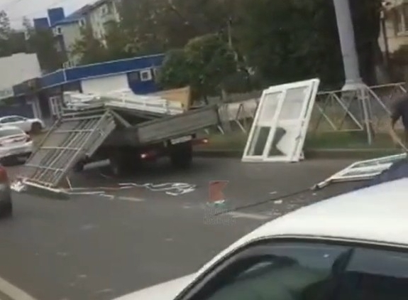 «Газель» с разбитыми окнами спровоцировала пробку в центре Краснодара
