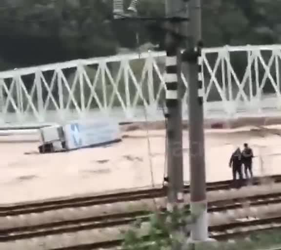 Об мост в Туапсе разбило грузовой прицеп