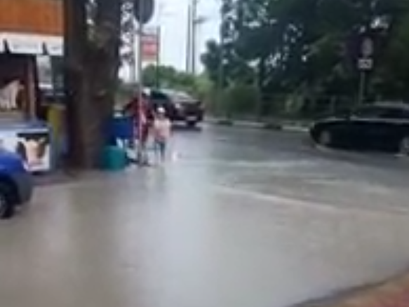Момент падения ребенка в канализационный люк в Сочи попал на видео