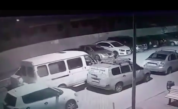 В Краснодаре «Газель» помяла припаркованное авто и скрылась