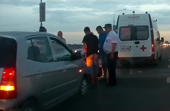 Резкого пешехода сбила девушка на мосту в Краснодаре