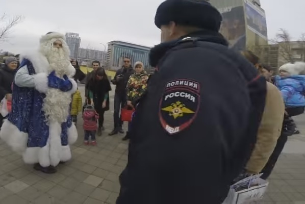 В Краснодаре Дед Мороз без документов пытался откупиться от полицейских