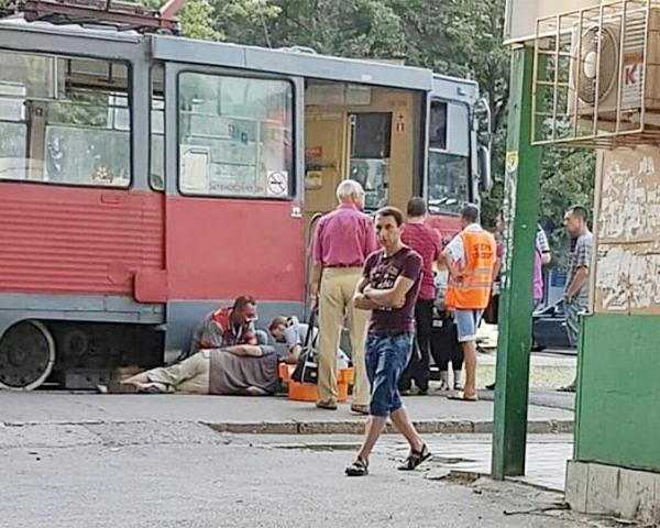 В Краснодаре трамвай сбил мужчину, переходящего дорогу в неположенном месте
