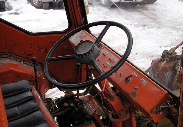 На Кубани 13-летний подросток на тракторе сорвался в оросительный канал