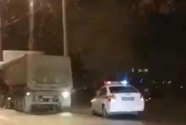 После погони и ДТП с полицейскими мужчина мешал вытащить себя из машины куском стекла на Кубани