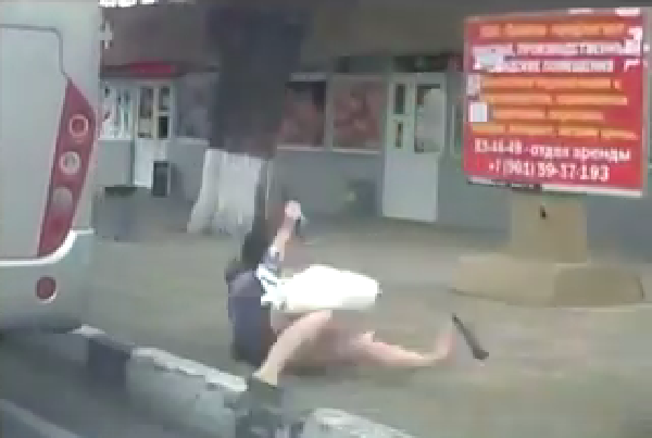 В Новороссийске видео с девушкой, выпавшей из маршрутки, попало в соцсети