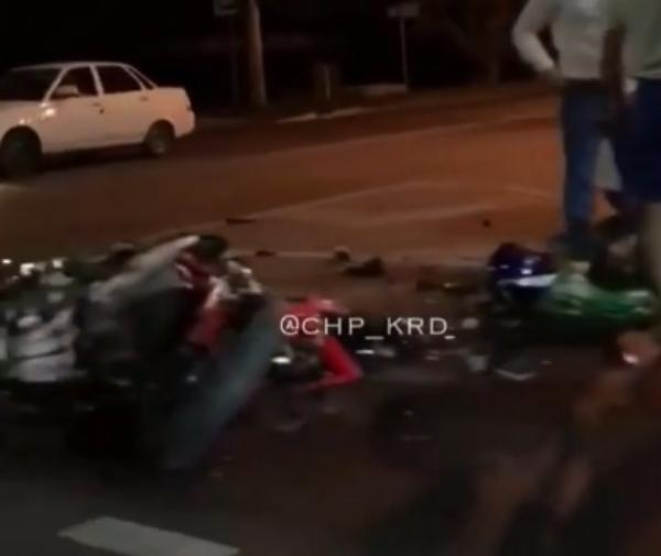 На Ростовском шоссе в Краснодаре мотоцикл врезался в иномарку