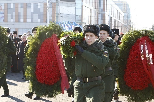 В Краснодаре возложили цветы на площади Памяти Героев