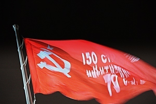 На Театральной площади Краснодара водрузили Знамя Победы